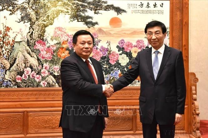 Trong khuôn khổ Hội thảo Lý luận lần thứ 19 giữa hai Đảng, đồng chí Nguyễn Xuân Thắng (trái) đã hội đàm với đồng chí Lý Thư Lỗi, Ủy viên Bộ Chính trị, Bí thư Ban Bí thư, Trưởng Ban Tuyên truyền Trung ương Đảng Cộng sản Trung Quốc (2024). Ảnh: Công Tuyên-TTXVN