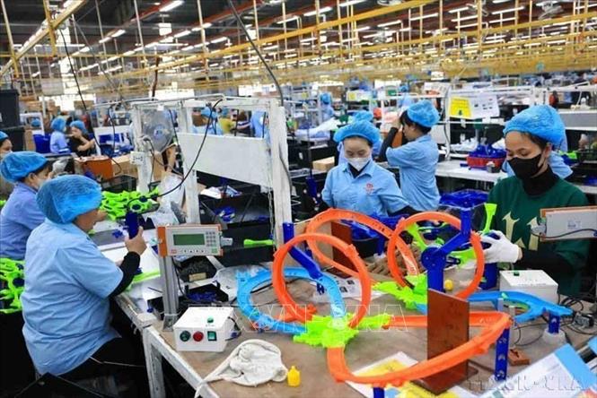 Sản xuất sản phẩm đồ chơi trẻ em của Công ty TNHH Chế xuất Billion Max Việt Nam, 100% vốn Hong Kong (Trung Quốc), xuất khẩu sang thị trường Mỹ, Pháp, Chi Lê. Ảnh: Phạm Hậu - TTXVN