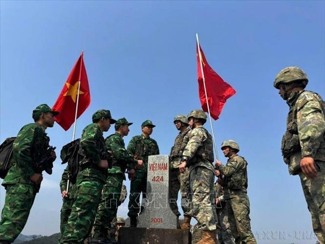 Tuần tra song phương tuyến biên giới Việt-Trung giữa Đồn Biên phòng Lũng Cú (Bộ Chỉ huy Bộ đội Biên phòng tỉnh Hà Giang) với Biên phòng khu vực huyện Phú Ninh (Quân Giải phóng Nhân dân Trung Quốc). Ảnh: Mạnh Cầm/TTXVN phát