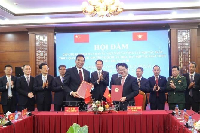 Bộ Kế hoạch và Đầu tư (Việt Nam) và Tổng cục Hợp tác phát triển quốc tế quốc gia Trung Quốc ký bản ghi nhớ về thúc đẩy thí điểm xây dựng cửa khẩu thông minh tại cặp cửa khẩu Hữu Nghị (Việt Nam) - Hữu Nghị quan (Trung Quốc), chiều 18/12/2024. Ảnh: Quang Duy - TTXVN