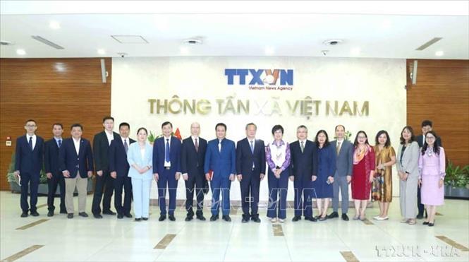 Tổng Giám đốc Thông tấn xã Việt Nam Vũ Việt Trang làm việc với Đoàn đại biểu Nhân dân nhật báo (Trung Quốc) do đồng chí Trần Kiến Văn, Uỷ viên Dự khuyết Trung ương Đảng, Tổng Biên tập làm Trưởng đoàn (Hà Nội, 24/3/2025). Ảnh: Phương Hoa – TTXVN