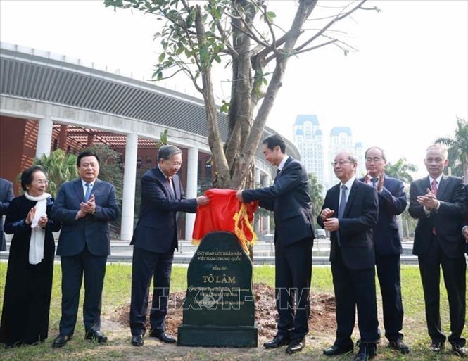 Tổng Bí thư Tô Lâm và các đại biểu trồng cây lưu niệm tại Cung Hữu nghị Việt - Trung (Hà Nội) trong chương trình Gặp gỡ lưu học sinh, sinh viên Việt Nam - Trung Quốc các thời kỳ (Hà Nội, 20/3/2025). Ảnh: Thống Nhất-TTXVN