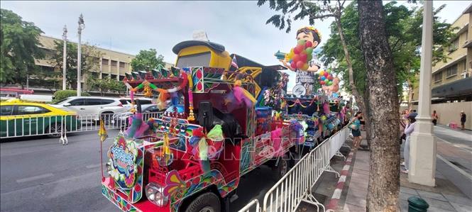 Một xe rước tham gia lễ diễu hành trong lễ hội Maha Songkran 2025 tại công viên Sanam Luang, Bangkok. Ảnh: Huy Tiến - Pv TTXVN tại Thái Lan