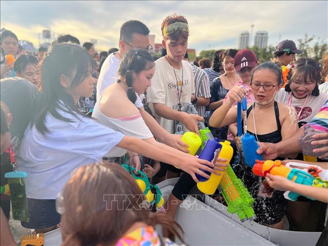Người tham gia lễ hội chờ lấy nước để té vào nhau - một trong những điểm nổi bật của lễ hội Songkran. Ảnh: Huy Tiến - Pv TTXVN tại Thái Lan