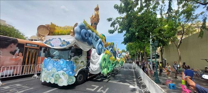Một xe rước tham gia lễ diễu hành trong lễ hội Maha Songkran 2025 tại công viên Sanam Luang, Bangkok. Ảnh: Huy Tiến - Pv TTXVN tại Thái Lan