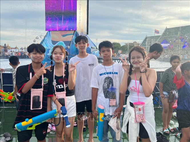 Một nhóm bạn trẻ Thái Lan tới vui chơi lễ hội Maha Songkran 2025 ở công viên Sanam Luang, Bangkok. Ảnh: Huy Tiến - Pv TTXVN tại Thái Lan