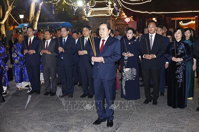Chủ tịch Quốc hội Trần Thanh Mẫn dâng hương tưởng niệm các vị vua Nhà Lý tại Khu di tích Quốc gia đặc biệt Đền Đô. Ảnh: Doãn Tấn – TTXVN