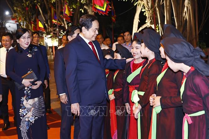 Chủ tịch Quốc hội Trần Thanh Mẫn với các cháu thiếu nhi tại Khu di tích Quốc gia đặc biệt Đền Đô. Ảnh: Doãn Tấn – TTXVN