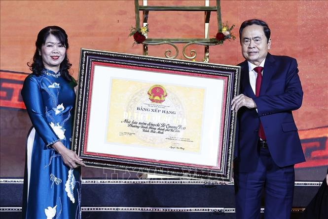Chủ tịch Quốc hội Trần Thanh Mẫn trao Bằng xếp hạng di tích Quốc gia Nhà lưu niệm đồng chí Lê Quang Đạo. Ảnh: Doãn Tấn – TTXVN