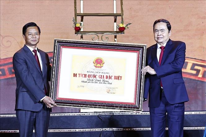 Chủ tịch Quốc hội Trần Thanh Mẫn trao Bằng xếp hạng di tích Quốc gia đặc biệt đình Đình Bảng. Ảnh: Doãn Tấn – TTXVN