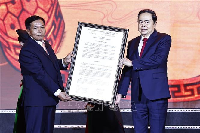 Chủ tịch Quốc hội Trần Thanh Mẫn trao Quyết định về việc công nhận Bảo vật Quốc gia ấn vàng “Hoàng Đế Chi Bảo”. Ảnh: Doãn Tấn – TTXVN