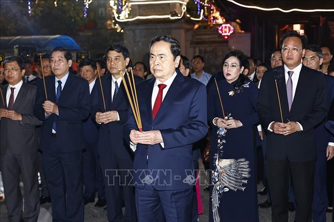 Chủ tịch Quốc hội Trần Thanh Mẫn dâng hương tưởng niệm các vị vua Nhà Lý tại Khu di tích Quốc gia đặc biệt Đền Đô. Ảnh: Doãn Tấn – TTXVN