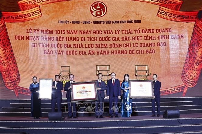 Chủ tịch Quốc hội Trần Thanh Mẫn trao Bằng xếp hạng Di tích Quốc gia đặc biệt đình Đình Bảng, Bằng xếp hạng Di tích Quốc gia Nhà lưu niệm đồng chí Lê Quang Đạo và công bố Bảo vật Quốc gia ấn vàng “Hoàng Đế Chi Bảo” cho đại diện tỉnh Bắc Ninh. Ảnh: Doãn Tấn – TTXVN