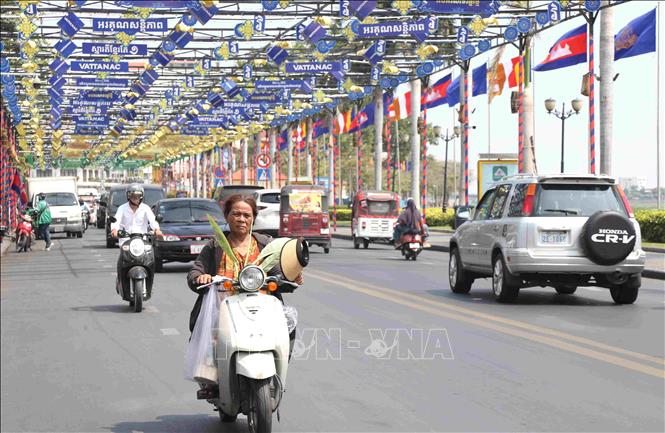 Phố phường khu vực trung tâm thủ đô Phnom Penh, ngày 13/4, một ngày trước Tết cổ truyền năm 2025 ở Vương quốc Campuchia. Ảnh: Huỳnh Thảo - PV TTXVN tại Campuchia 