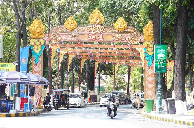 Khu vực thắng cảnh Wat Phnom ở trung tâm thủ đô Phnom Penh (Vương quốc Campuchia) được trang hoàng lộng lẫy, sẵn sàng đón Tết cổ truyền 2025. Ảnh: Huỳnh Thảo - P/v TTXVN tại Campuchia