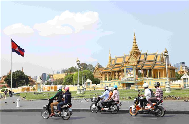 Khu vực quảng trường trước Cung điện Hoàng gia Campuchia ở thủ đô Phnom Penh, ngày 13/4, một ngày trước Tết cổ truyền 2025 ở Vương quốc Campuchia. Ảnh: Huỳnh Thảo - PV TTXVN tại Campuchia