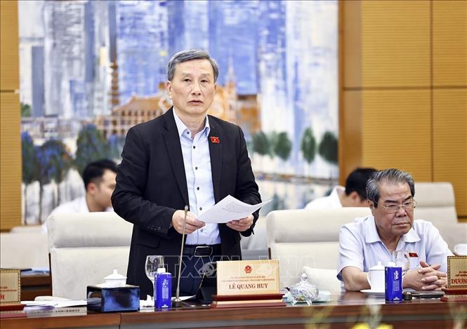 Chủ nhiệm Ủy ban Khoa học, Công nghệ và Môi trường của Quốc hội Lê Quang Huy của Quốc hội trình bày tóm tắt báo cáo thẩm tra. Ảnh: Doãn Tấn - TTXVN