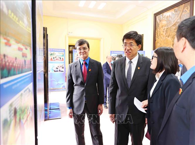 Các đại biểu tham quan triển lãm ảnh về các hoạt động giao lưu, hợp tác giữa Trung ương Đoàn và thanh thiếu nhi 02 nước. Ảnh: Minh Đức – TTXVN

