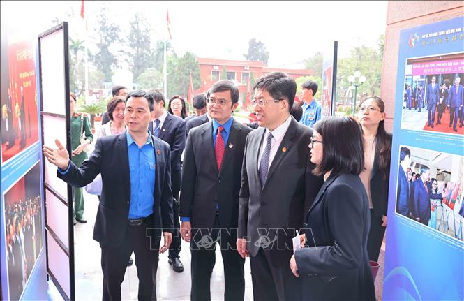 Các đại biểu tham quan triển lãm ảnh về các hoạt động giao lưu, hợp tác giữa Trung ương Đoàn và thanh thiếu nhi 02 nước. Ảnh: Minh Đức – TTXVN

