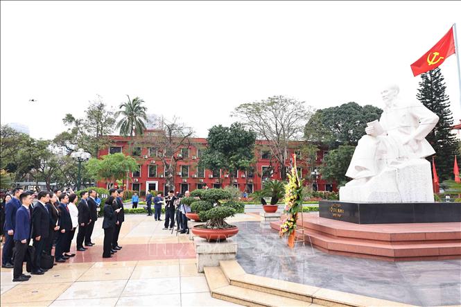 Các đại biểu thanh niên hai nước dâng hoa tại tượng đài Chủ tịch Hồ Chí Minh. Ảnh: Minh Đức – TTXVN