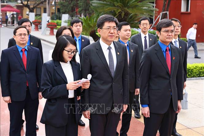 Đại biểu thanh niên hai nước dâng hoa tại tượng đài Chủ tịch Hồ Chí Minh. Ảnh: Minh Đức – TTXVN