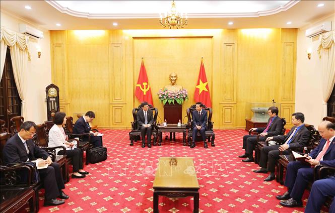 PGS,TS Hoàng Phúc Lâm, Phó Bí thư Đảng ủy, Phó Giám đốc Học viện Chính trị quốc gia Hồ Chí Minh tiếp đồng chí A Đông, Bí thư thứ nhất Ban Bí thư Trung ương Đoàn TNCS Trung Quốc. Ảnh: Minh Đức – TTXVN