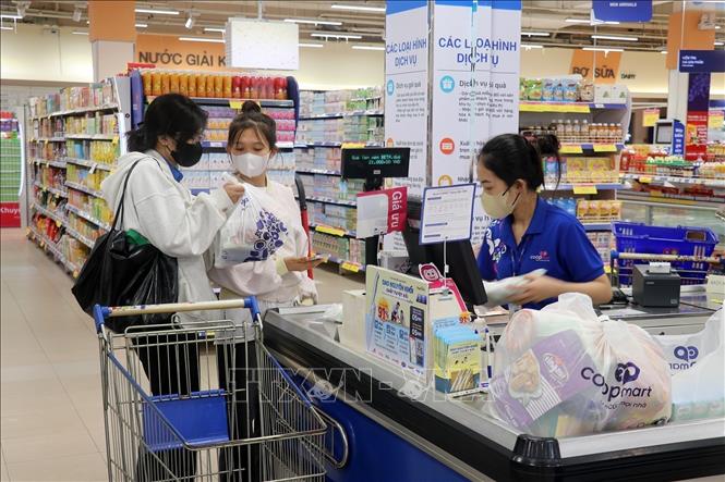 Consumers at the Co.opmart supermarket in Rach Gia city, the Mekong Delta province of Kien Giang. VNA Photo: Lê Huy Hải