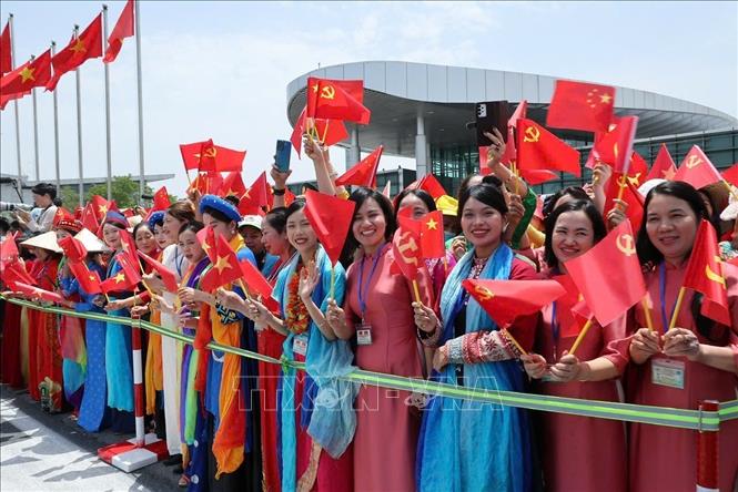 Đại diện các tầng lớp nhân dân Thủ đô Hà Nội đón Tổng Bí thư, Chủ tịch nước Trung Quốc Tập Cận Bình và Đoàn cấp cao Trung Quốc tại Sân bay quốc tế Nội Bài. Ảnh: Lâm Khánh – TTXVN