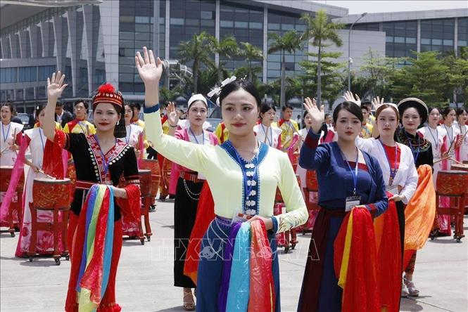 Chương trình biểu diễn văn hóa, nghệ thuật chào mừng tại Lễ đón Tổng Bí thư, Chủ tịch nước Trung Quốc Tập Cận Bình ở Sân bay quốc tế Nội Bài. Ảnh: Lâm Khánh – TTXVN