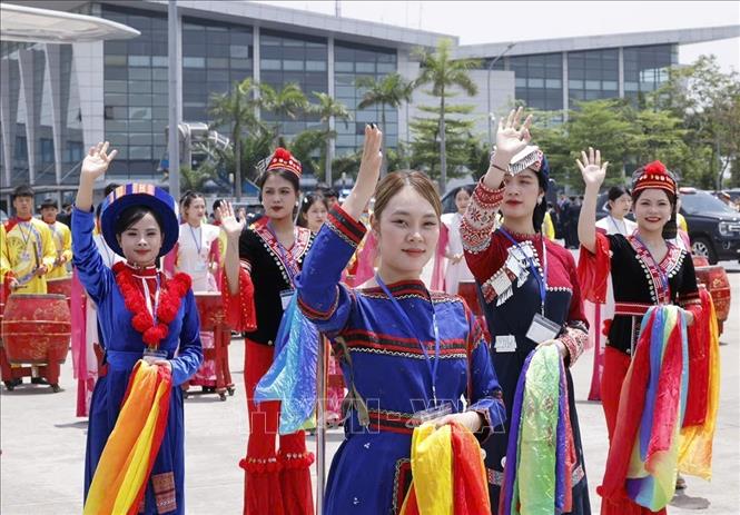Chương trình biểu diễn văn hóa, nghệ thuật chào mừng tại Lễ đón Tổng Bí thư, Chủ tịch nước Trung Quốc Tập Cận Bình ở Sân bay quốc tế Nội Bài. Ảnh: Lâm Khánh – TTXVN