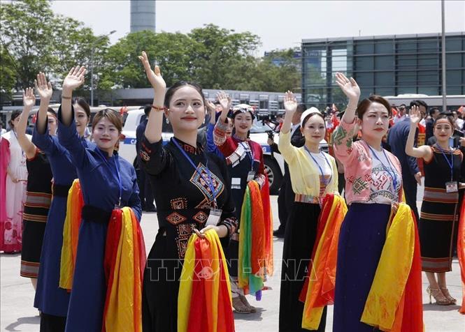 Chương trình biểu diễn văn hóa, nghệ thuật chào mừng tại Lễ đón Tổng Bí thư, Chủ tịch nước Trung Quốc Tập Cận Bình ở Sân bay quốc tế Nội Bài. Ảnh: Lâm Khánh – TTXVN