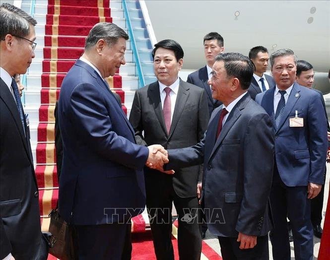 Ủy viên Bộ Chính trị, Chủ tịch nước Lương Cường và Ủy viên Bộ Chính trị, Thường trực Ban Bí thư Trần Cẩm Tú đón Tổng Bí thư, Chủ tịch nước Trung Quốc Tập Cận Bình tại Sân bay quốc tế Nội Bài. Ảnh: Lâm Khánh – TTXVN