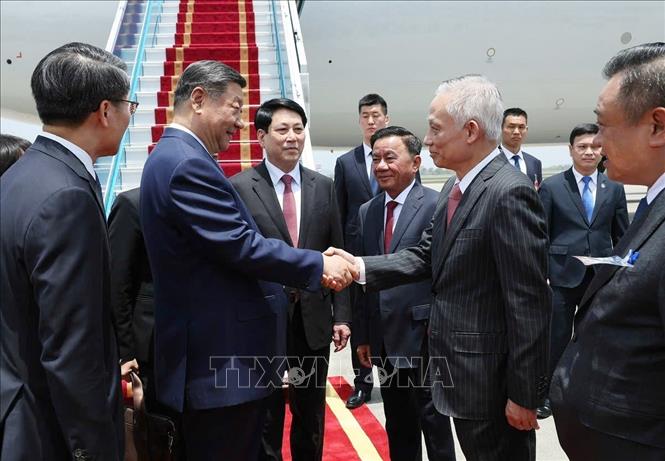 Ủy viên Bộ Chính trị, Chủ tịch nước Lương Cường cùng các đồng chí lãnh đạo cấp cao Đảng, Nhà nước đón Tổng Bí thư, Chủ tịch nước Trung Quốc Tập Cận Bình tại Sân bay quốc tế Nội Bài. Ảnh: Lâm Khánh – TTXVN