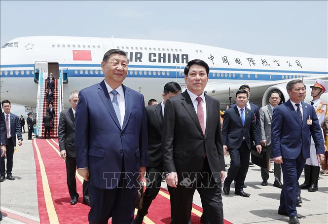 Đồng chí Lương Cường, Ủy viên Bộ Chính trị, Chủ tịch nước Cộng hòa xã hội chủ nghĩa Việt Nam đón Tổng Bí thư, Chủ tịch nước Trung Quốc Tập Cận Bình tại Sân bay quốc tế Nội Bài. Ảnh: Lâm Khánh – TTXVN