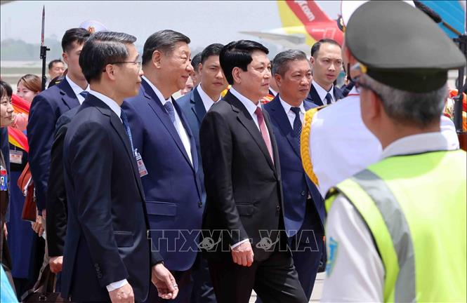 Đồng chí Lương Cường, Ủy viên Bộ Chính trị, Chủ tịch nước Cộng hòa xã hội chủ nghĩa Việt Nam đón Tổng Bí thư, Chủ tịch nước Trung Quốc Tập Cận Bình tại Sân bay quốc tế Nội Bài. Ảnh: Phạm Kiên - TTXVN