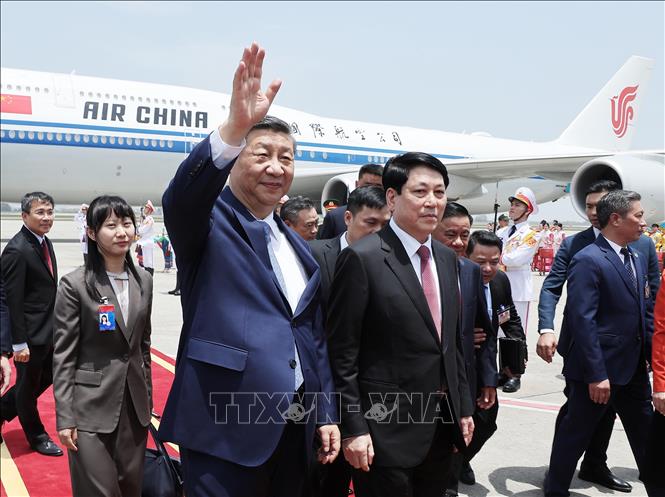 Tổng Bí thư, Chủ tịch nước Trung Quốc Tập Cận Bình đến Hà Nội, bắt đầu chuyến thăm cấp Nhà nước tới Việt Nam. Ảnh: Lâm Khánh - TTXVN