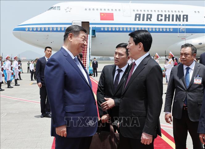 Đồng chí Lương Cường, Ủy viên Bộ Chính trị, Chủ tịch nước Cộng hòa xã hội chủ nghĩa Việt Nam đón Tổng Bí thư, Chủ tịch nước Trung Quốc Tập Cận Bình tại Sân bay quốc tế Nội Bài. Ảnh: Lâm Khánh - TTXVN