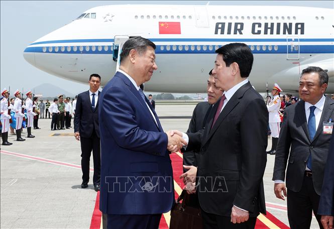 Đồng chí Lương Cường, Ủy viên Bộ Chính trị, Chủ tịch nước Cộng hòa xã hội chủ nghĩa Việt Nam đón Tổng Bí thư, Chủ tịch nước Trung Quốc Tập Cận Bình tại Sân bay quốc tế Nội Bài. Ảnh: Lâm Khánh - TTXVN