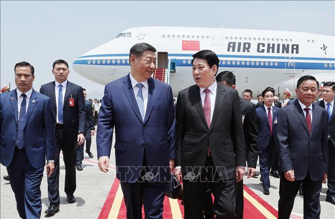 Đồng chí Lương Cường, Ủy viên Bộ Chính trị, Chủ tịch nước Cộng hòa xã hội chủ nghĩa Việt Nam đón Tổng Bí thư, Chủ tịch nước Trung Quốc Tập Cận Bình tại Sân bay quốc tế Nội Bài. Ảnh: Lâm Khánh - TTXVN
