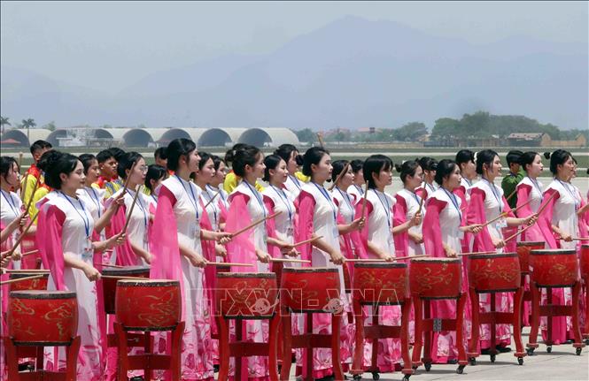 Màn biểu diễn nghệ thuật trống hội tại Lễ đón Tổng Bí thư, Chủ tịch nước Trung Quốc Tập Cận Bình ở Sân bay quốc tế Nội Bài. Ảnh: Phạm Kiên - TTXVN