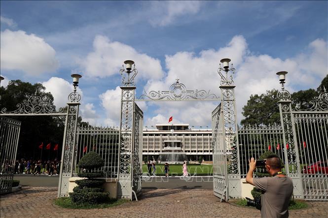 Cổng Dinh Độc Lập 50 năm sau ngày toàn thắng. Ảnh: Hồng Đạt - TTXVN
