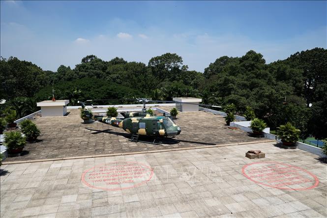 Vị trí trên tầng thượng Dinh Độc Lập cách đây 50 năm vào ngày 8/4/1975 Trung úy phi công Nguyễn Thành Trung ném 2 quả bom. Ảnh: Hồng Đạt - TTXVN

