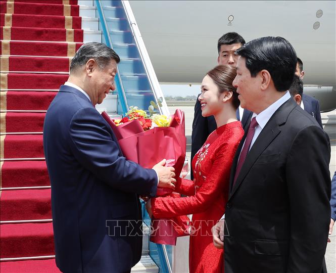 Thiếu nữ Hà Nội tặng hoa Tổng Bí thư, Chủ tịch nước Trung Quốc Tập Cận Bình. Ảnh: Lâm Khánh - TTXVN