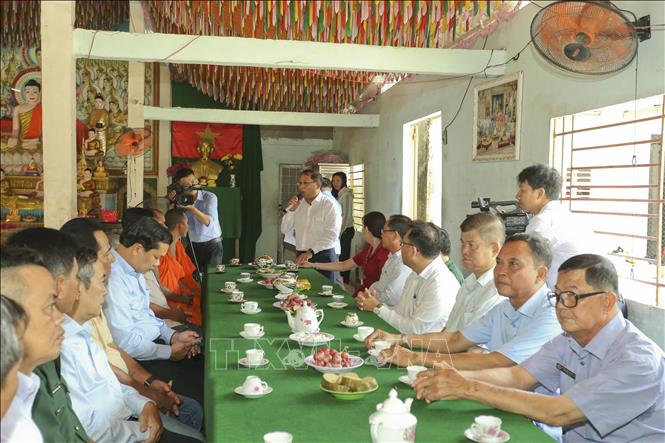 Ông Trần Chí Hùng, Phó Chủ tịch UBND tỉnh Hậu Giang cùng lãnh đạo sở, ngành, huyện Vị Thủy thăm và chúc Tết đồng bào dân tộc Khmer tại Chùa Ôchumprứcsa. Ảnh: Duy Khương – TTXVN