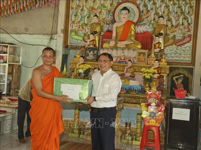 Ông Trần Chí Hùng, Phó Chủ tịch UBND tỉnh Hậu Giang tặng quà cho đại diện Chùa Ôchumprứcsa. Ảnh: Duy Khương – TTXVN
