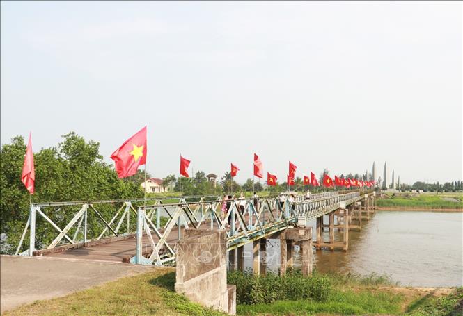 Du khách tham quan cầu Hiền Lương–sông Bến Hải thuộc Di tích quốc gia đặc biệt Đôi bờ Hiền Lương – Bến Hải, tỉnh Quảng Trị. Ảnh: Nguyên Lý - TTXVN
