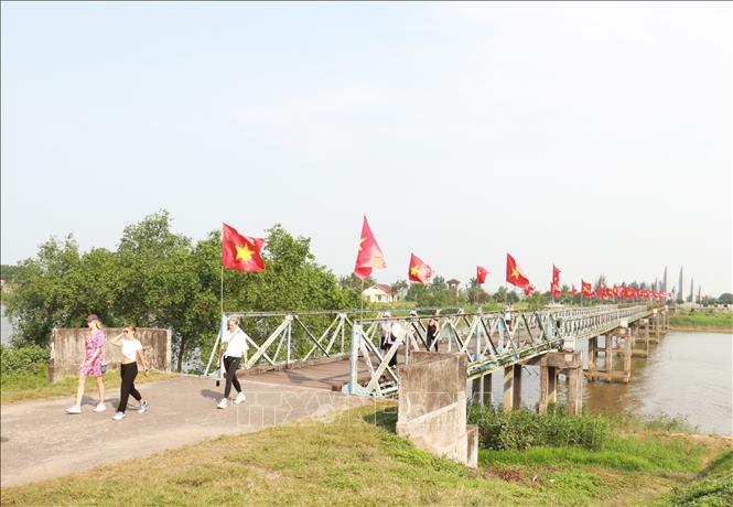 Du khách quốc tế tham quan cầu Hiền Lương–sông Bến Hải thuộc Di tích quốc gia đặc biệt Đôi bờ Hiền Lương – Bến Hải, tỉnh Quảng Trị. Ảnh: Nguyên Lý - TTXVN