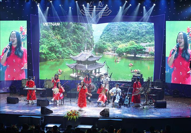 Liên hoan năm nay có 37 đội của 37 trường THPT tham gia như: THPT Việt Đức, THPT Chuyên Chu Văn An, THPT Chuyên Hà Nội - Amsterdam, THCS&THPT Nguyễn Tất Thành... Ảnh: Thanh Tùng - TTXVN
