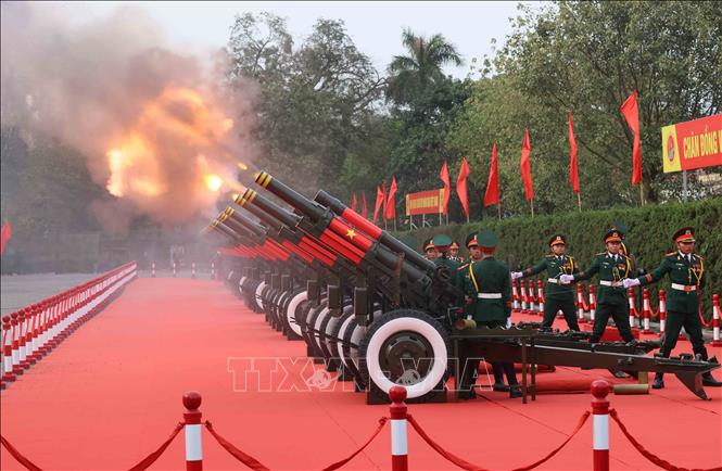 Nghi thức bắn 21 loạt đại bác chào mừng Tổng Bí thư, Chủ tịch nước Trung Quốc Tập Cận Bình thăm cấp Nhà nước tới Việt Nam. Ảnh: An Đăng - TTXVN
