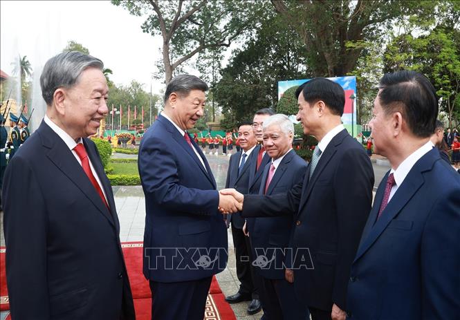 Tổng Bí thư Tô Lâm giới thiệu thành viên Đoàn cấp cao Việt Nam với Tổng Bí thư, Chủ tịch nước Trung Quốc Tập Cận Bình. Ảnh: Thống Nhất - TTXVN